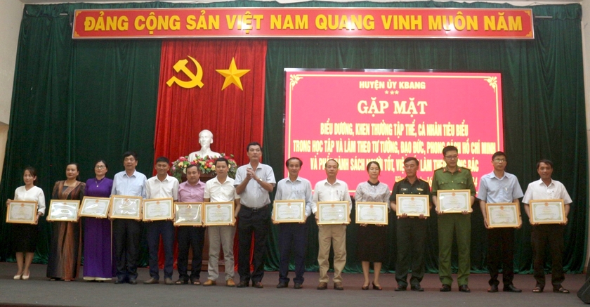Chủ tịch UBND huyện Kbang biểu dương, khen thưởng các tập thể, cá nhân điển hình tiêu biểu trong phong trào thi đua học tập và làm theo tư tưởng, đạo đức, phong cách Hồ Chí Minh, giai đoạn 2021-2023. Ảnh: Hà Duyệt
