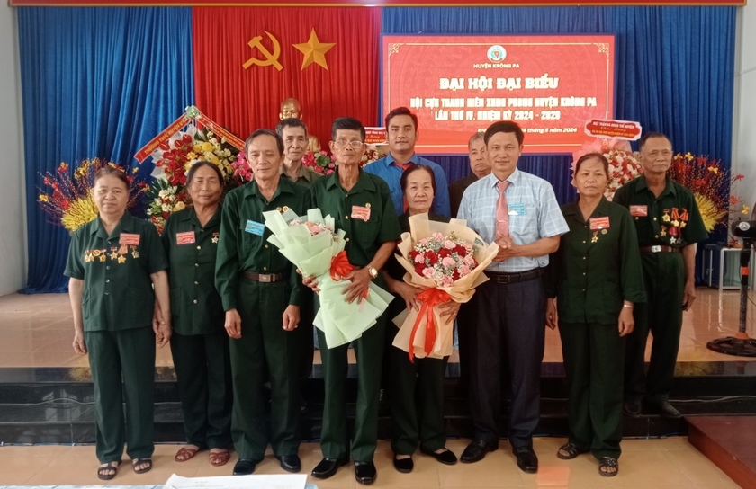 Ban Chấp hành Hội Cựu TNXP Việt Nam huyện Krông Pa lần thứ IV ra mắt tại Đại hội. Ảnh: Nguyễn Chi