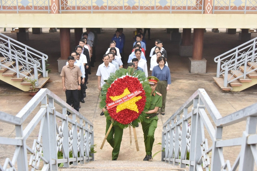 Đoàn công tác dâng hoa tại Khu lưu niệm Anh hùng Wừu. Ảnh: Đức Thụy