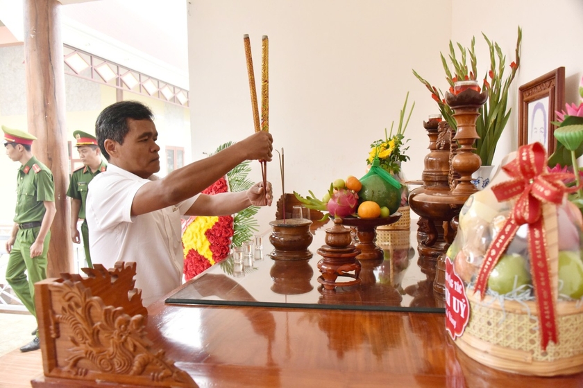 Ủy viên Ban Chấp hành Trung ương Đảng, Bí thư Tỉnh ủy, Chủ tịch HĐND tỉnh Hồ Văn Niên dâng hương tại nơi thờ Anh hùng Wừu. Ảnh: Đức Thụy