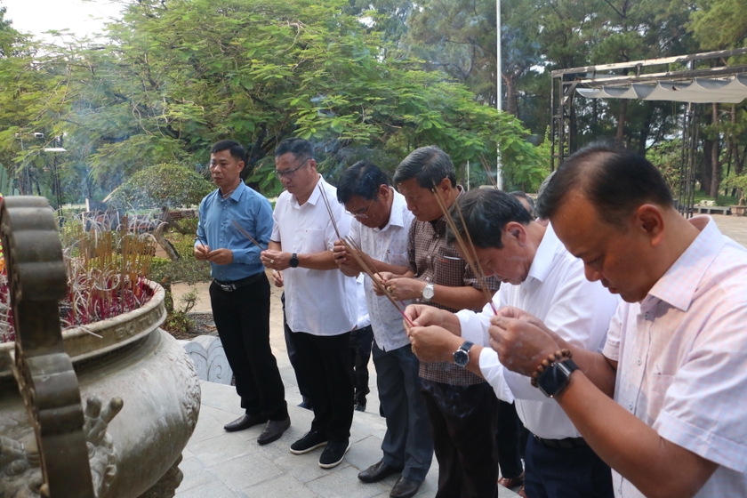Các thành viên đoàn công tác thành kính dâng hương tại Tượng đài trung tâm. Ảnh: Quang Tấn