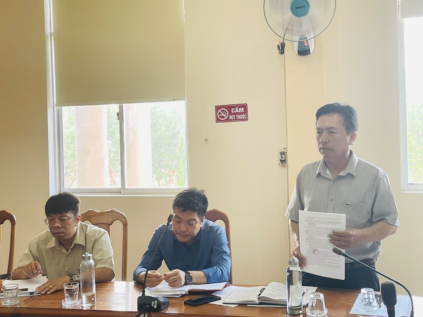 Phó Chủ tịch UBND huyện Ia Pa Ksor Suy báo cáo tại buổi giám sát. Ảnh: Vũ Chi