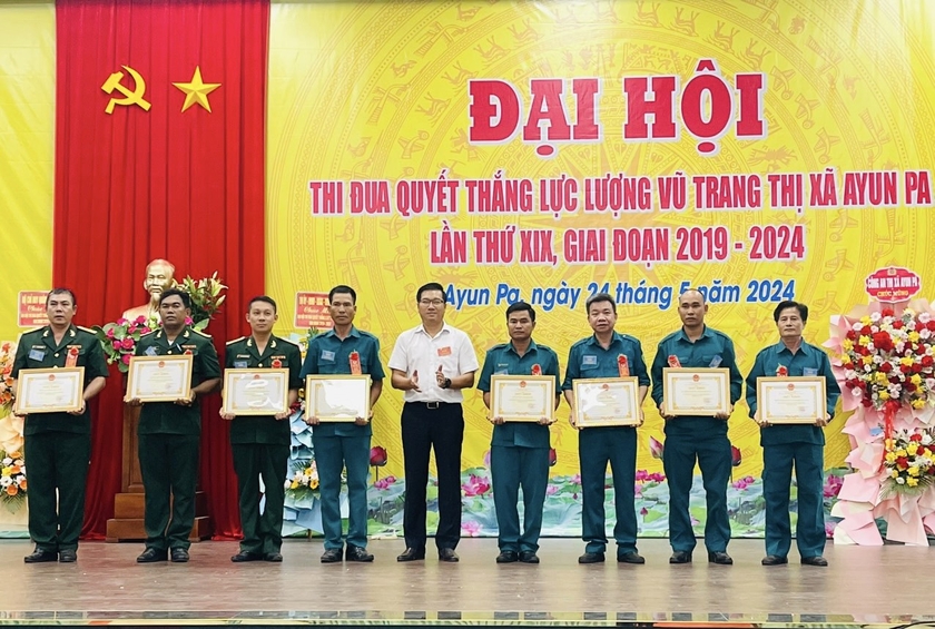 Chủ tịch UBND thị xã Ayun Pa Nguyễn Trường Sơn (đứng giữa) tặng giấy khen các tập thể có thành tích xuất sắc trong phong trào thi đua quyết thắng giai đoạn 2019-2024. Ảnh: Vũ Chi