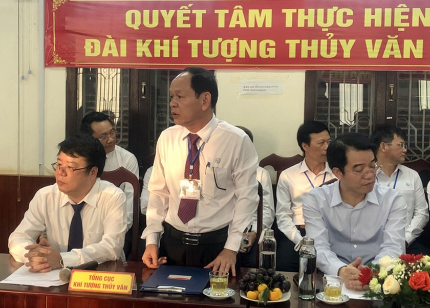 Ông Lê Văn Hưng-Giám đốc Đài KTTV khu vực Tây Nguyên báo cáo với Đoàn công tác Bộ Tài Nguyên và Môi trường. Ảnh: Lê Nam