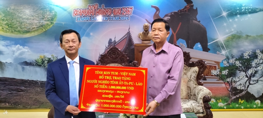 Tỉnh Kon Tum hỗ trợ, trao tặng người nghèo tỉnh Attapư 1 tỷ VNĐ. Ảnh: TH