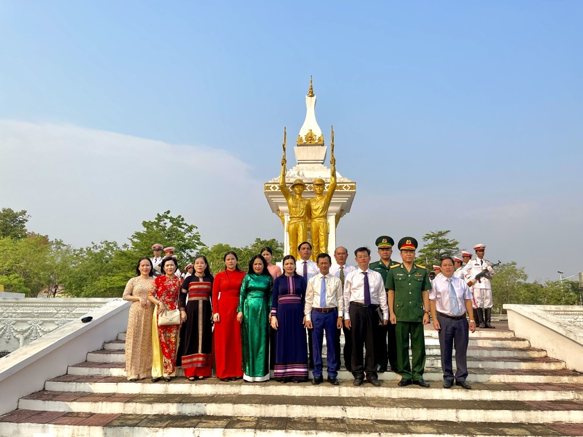 Đoàn cán bộ cấp cao tỉnh Kon Tum chụp hình lưu niệm tại Tượng đài Đoàn kết liên minh chiến đấu Lào - Việt Nam. Ảnh: TH