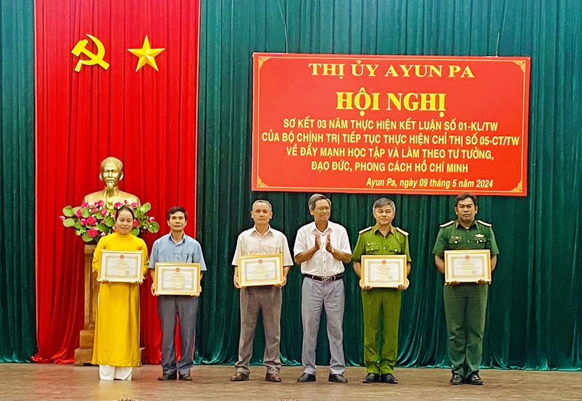 Trao giấy khen của Chủ tịch UBND thị xã Ayun Pa cho 5 tập thể có thành tích xuất sắc trong học tập và làm theo tư tưởng, đạo đức, phong cách Hồ Chí Minh, giai đoạn 2021-2023. Ảnh: Nguyễn Sang