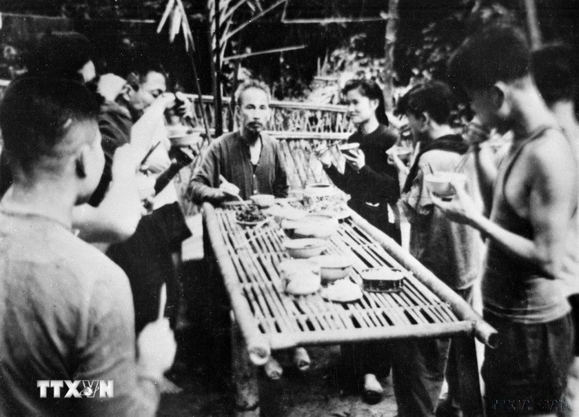 Ở chiến khu Việt Bắc trong thời kỳ kháng chiến chống Pháp, Bác Hồ sống chung với cán bộ, nhân viên; cùng ăn, ở, sinh hoạt như mọi người. (Ảnh: TTXVN)