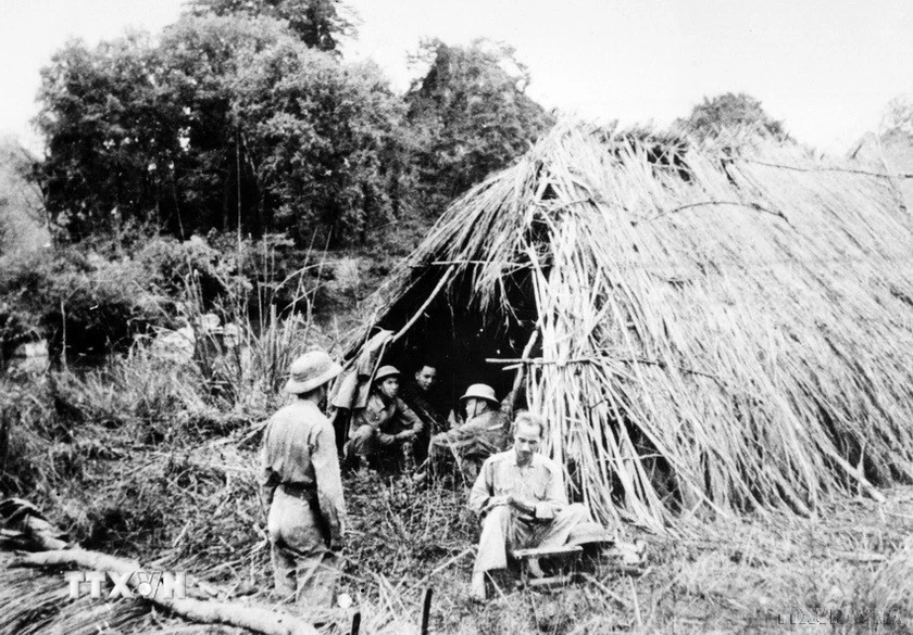 Chủ tịch Hồ Chí Minh trực tiếp viết chỉ thị ngay trước lều cỏ trên đường đi Chiến dịch Biên giới năm 1950. (Ảnh: TTXVN)