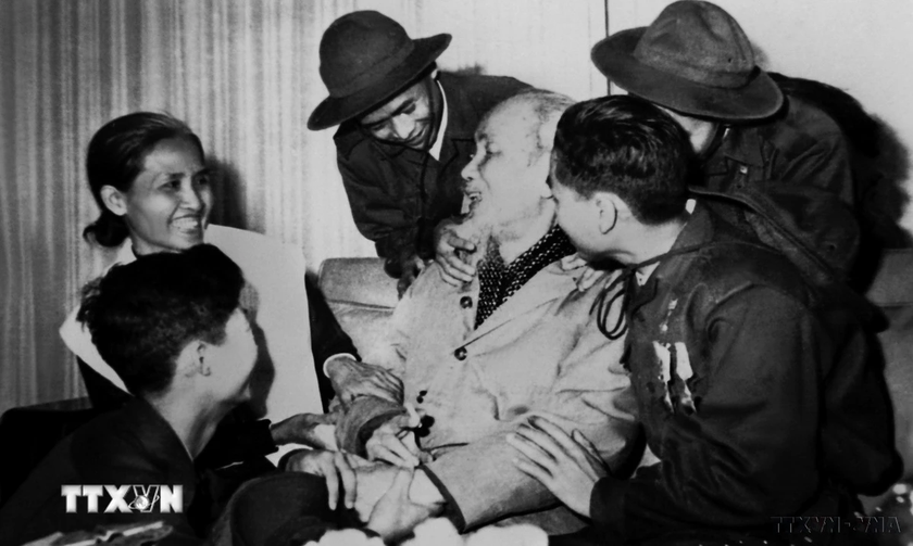 Chủ tịch Hồ Chí Minh với các Anh hùng, Dũng sỹ diệt Mỹ trong Đoàn đại biểu Mặt trận Dân tộc Giải phóng miền Nam Việt Nam, tại Phủ Chủ tịch, ngày 28/2/1969. (Ảnh: TTXVN)