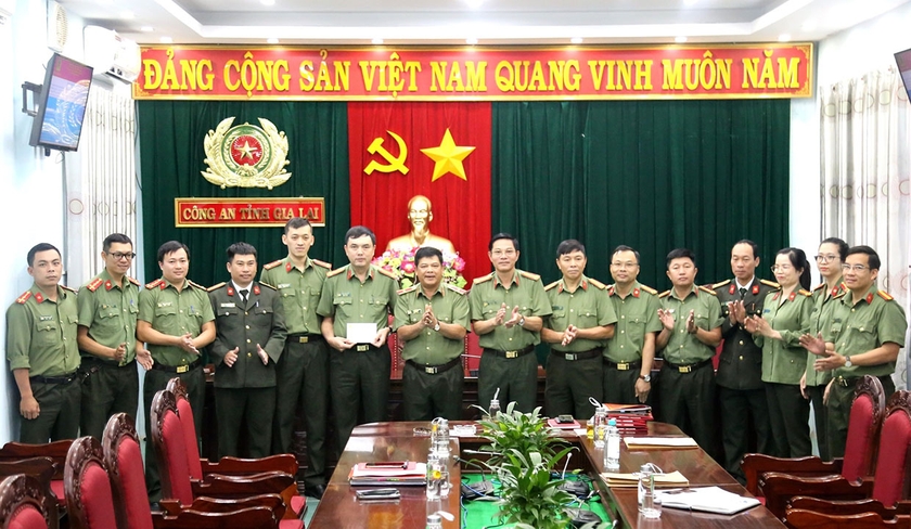 Thiếu tướng Rah Lan Lâm-Ủy viên Ban Thường vụ Tỉnh ủy, Giám đốc Công an tỉnh (thứ 7 từ trái sang) biểu dương tinh thần trách nhiệm cao của các lực lượng trong điều tra khám phá án và thưởng nóng động viên các đơn vị. Ảnh: Trường Sơn