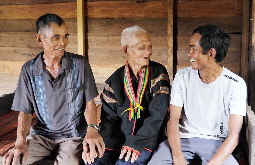 Ông Kpă Y Thia (Ama Giai, ở giữa) trò chuyện cùng con rể Bă Văn Hơm (bìa trái) và Bí thư Chi bộ kiêm Trưởng thôn La O Á. Ảnh: H.N