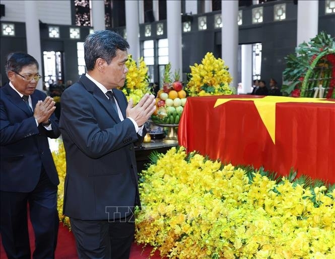 Đồng chí Hồ Văn Niên-Ủy viên Ban Chấp hành Trung ương Đảng, Bí thư Tỉnh ủy, Chủ tịch HĐND tỉnh Gia Lai cùng đoàn cán bộ lãnh đạo, nguyên lãnh đạo tỉnh đến viếng Tổng Bí thư Nguyễn Phú Trọng và chia buồn cùng gia quyến tại Nhà Tang lễ số 5 Trần Thánh Tông (Hà Nội). Ảnh TTXVN