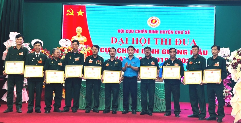 Khen thưởng cho các tập thể, cá nhân đạt thành tích xuất sắc trong Phong trào thi đua “Cựu chiến binh gương mẫu” giai đoạn 2019-2024. Ảnh: Đ.Y