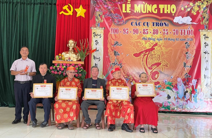 Lãnh đạo phường Phù Đổng trao bằng mừng thọ và động viên các cụ cao tuổi trên địa bàn. Ảnh: P.D