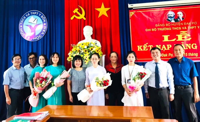 Từ tháng 7-2021 đến năm 2023, Chi bộ Trường THCS và THPT Y Đôn (huyện Đak Pơ) đã kết nạp được 10 đảng viên mới. Ảnh: Nguyễn Anh