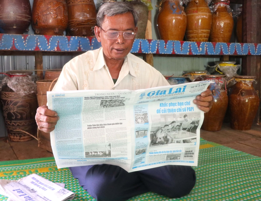 Cập nhật thông tin từ sách báo, giúp ông Đinh Ơnh-người có uy tín làng Hle Hlang (xã Yang Trung, huyện Kông Chro) có thêm kiến thức. Ảnh: Ngọc Minh