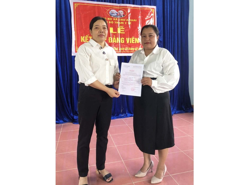 Lễ kết nạp đảng viên mới tại Chi bộ Trạm y tế xã Chư A Thai. Ảnh: Nguyễn Thân