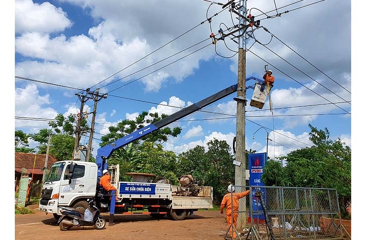 Đảng bộ Công ty Điện lực Gia Lai luôn nỗ lực hoàn thành nhiệm vụ sản xuất kinh doanh, thực hiện cải tạo, nâng cấp lưới điện nông thôn. Ảnh: H.D