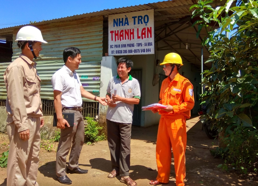 Điện lực Ia Grai tuyên truyền cho người dân sử dụng điện an toàn, tiết kiệm. Ảnh: H.D