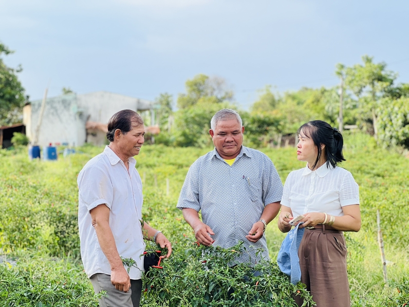 Bí thư Đảng uỷ xã A Dơk (huyện Đak Đoa) Y Mưn (đứng giữa) tuyên truyền người dân về giữ gìn an ninh trật tự, phát triển kinh tế. Ảnh: Phan Lài