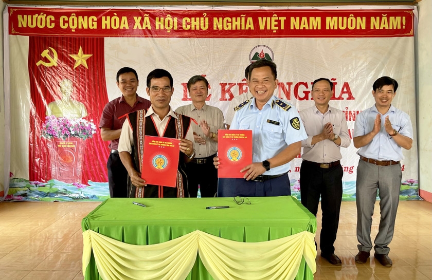 Cục Quản lý thị trường tỉnh kết nghĩa với làng Chuk, xã Kon Thụp, huyện Mang Yang. Ảnh: Vũ Thảo