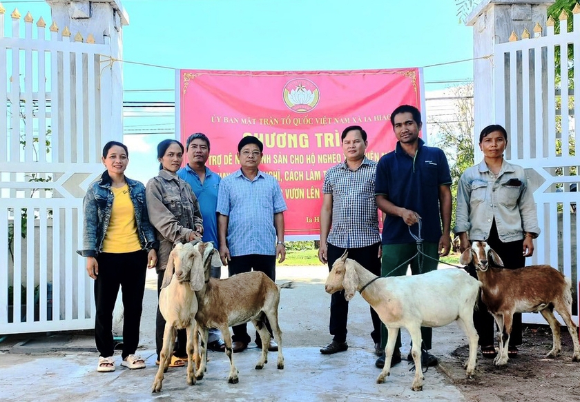 Ông Lê Thanh Hùy (thứ 4 từ trái sang, Chủ tịch Ủy ban MTTQ Việt Nam xã Ia Hiao) trao dê giống hỗ trợ hộ nghèo. Ảnh: Vũ Chi