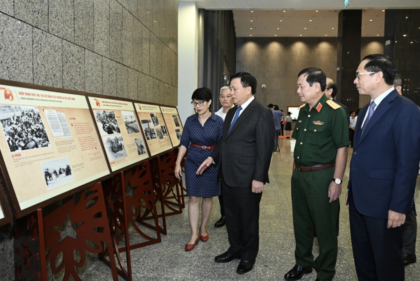 Ông Nguyễn Xuân Thắng, Chủ tịch Hội đồng Lý luận T.Ư, Giám đốc Học viện Chính trị quốc gia Hồ Chí Minh và Bộ trưởng Bộ Ngoại giao Bùi Thanh Sơn cùng đại biểu tham quan trưng bày ảnh tại hội thảo