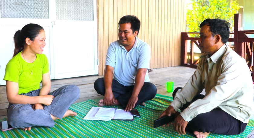 Đại diện lãnh đạo xã Chơ Long, Chi bộ làng Brưl nắm bắt tâm tư, nguyện vọng, tạo điều kiện để kết nạp Đảng cho chị Đinh Thị Hnenh. Ảnh: Ngọc Minh