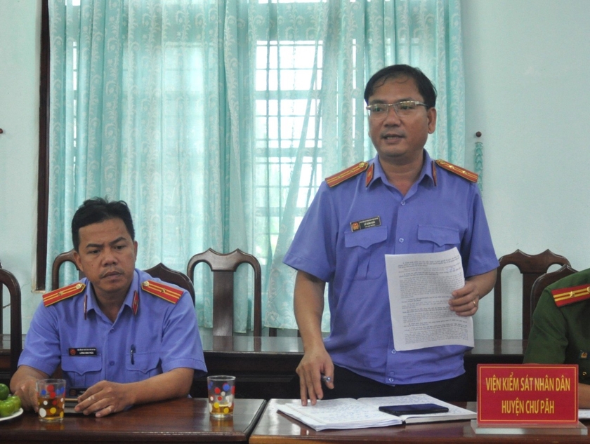 Lãnh đạo Viện Kiểm sát nhân dân huyện Chư Păh phát biểu ý kiến tại buổi giám sát. Ảnh: R.H
