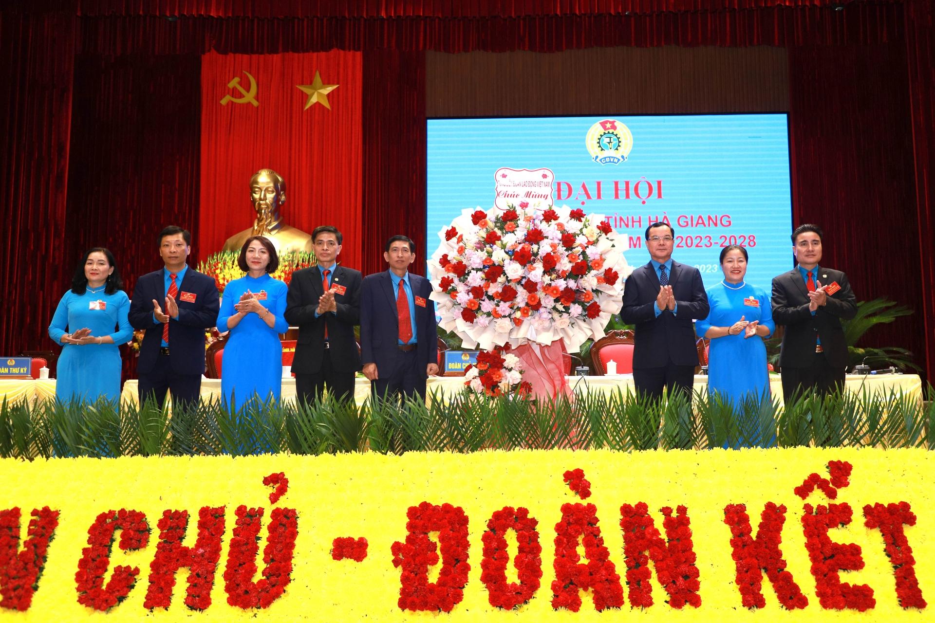 Chủ tịch LĐLĐ Việt Nam Nguyễn Đình Khang tặng lẵng hoa chúc mừng Đại hội.