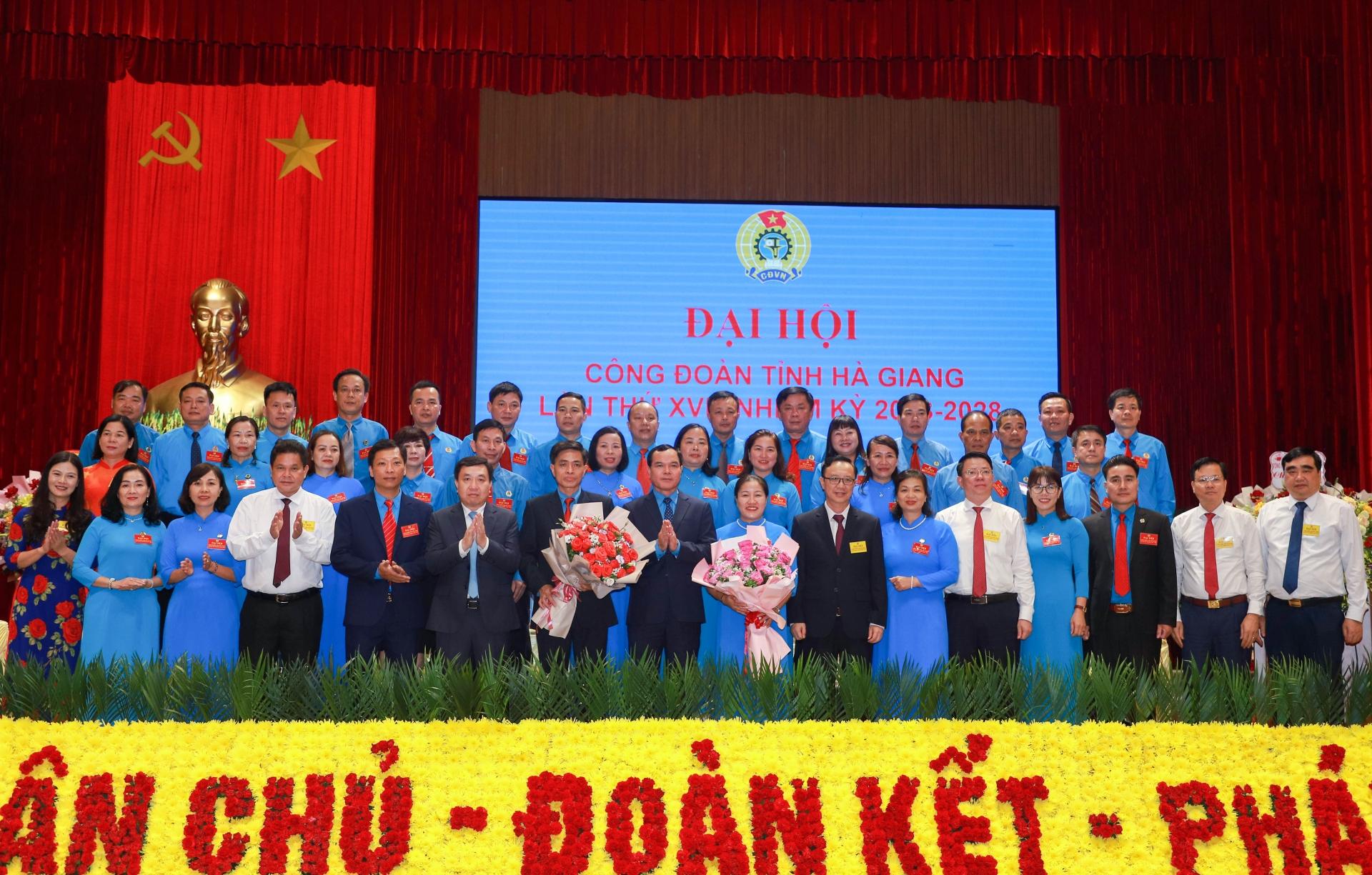 Chủ tịch LĐLĐ Việt Nam Nguyễn Đình Khang và các đồng chí lãnh đạo tỉnh tặng hoa, chúc mừng BCH LĐLĐ tỉnh Khóa XVII, nhiệm kỳ 2023 - 2028 ra mắt đại hội.