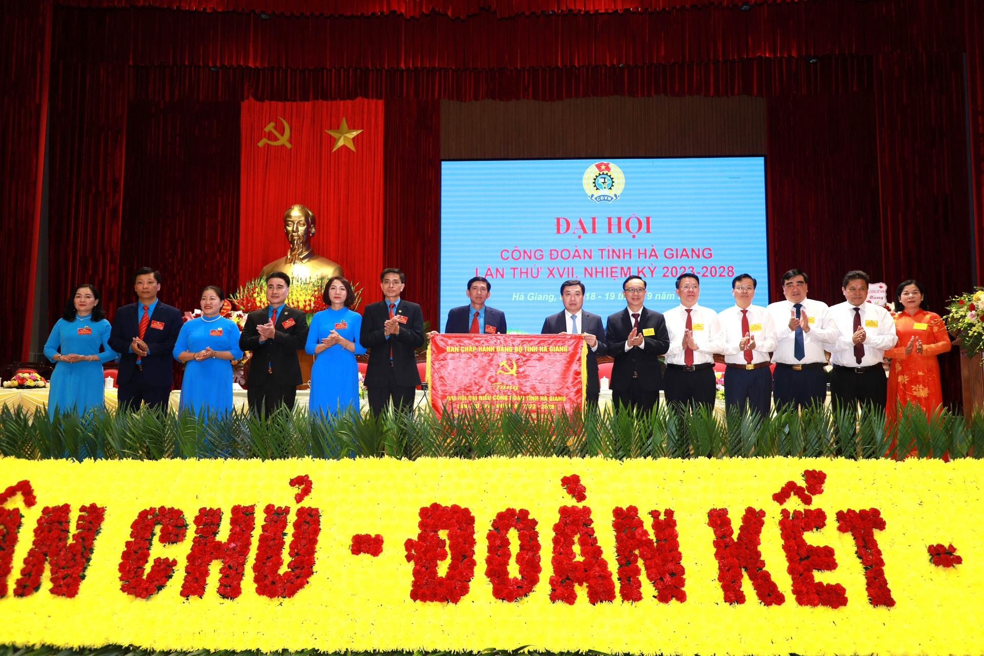 Quyền Bí thư Tỉnh ủy Nguyễn Mạnh Dũng và các đồng chí lãnh đạo tỉnh tặng bức trướng chúc mừng Đại hội.