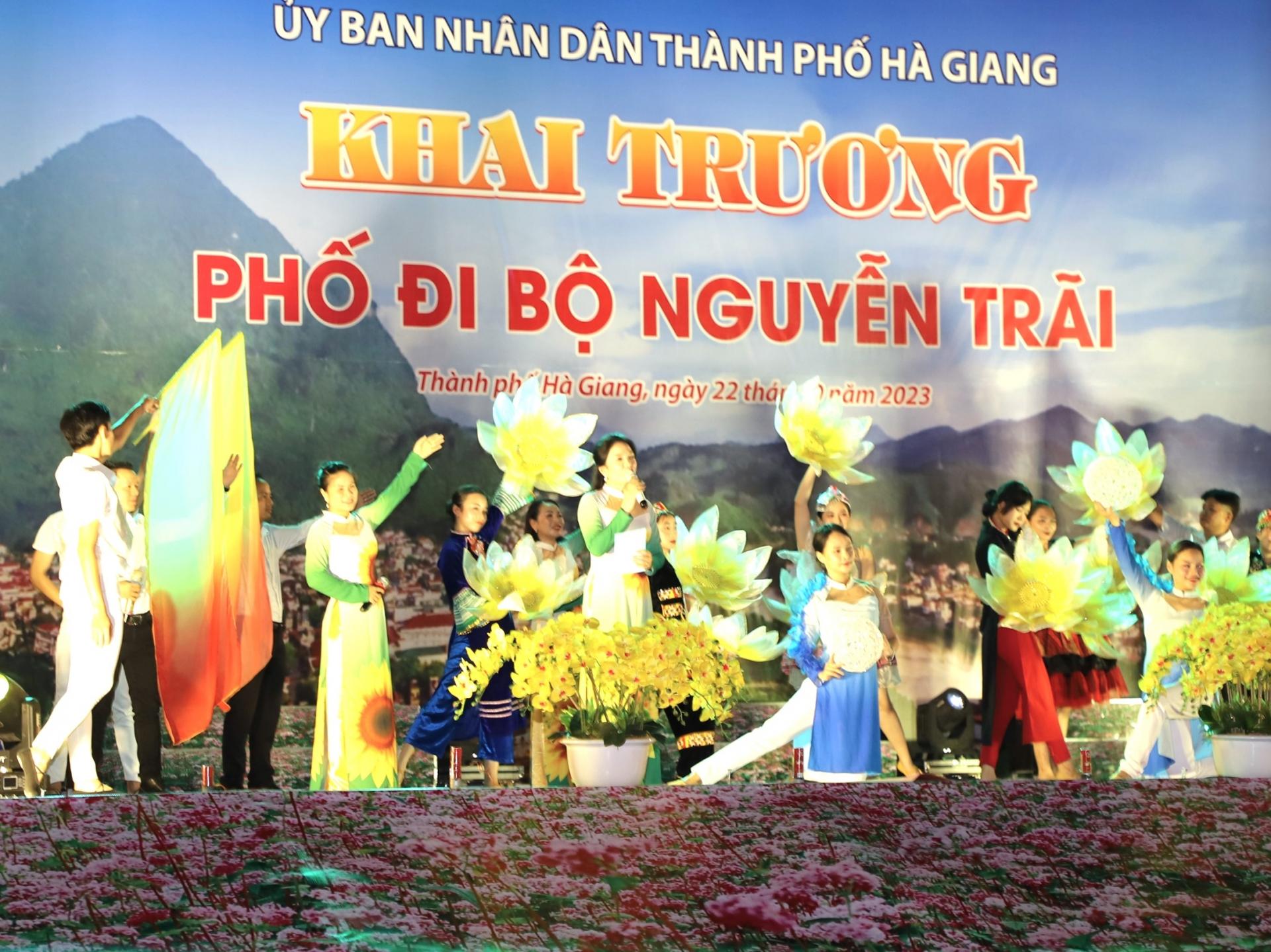 Tiết mục văn nghệ chào mừng khai trương Phố đi bộ Nguyễn Trãi.