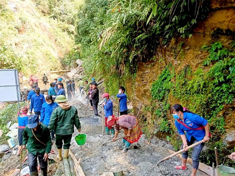 Nhân dân xã Túng Sán, huyện Hoàng Su Phì làm đường bê tông nông thôn.