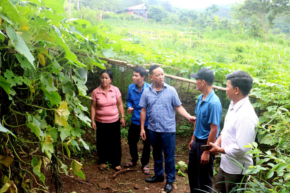 Được điều động về làm Bí thư Đảng ủy xã Bản Ngò (Xín Mần), đồng chí Phí Ngọc Hoan (giữa) luôn sâu sát, chỉ đạo thực hiện nhiều mô hình phát triển kinh tế, nâng cao thu nhập cho người dân.    Ảnh: HOÀNG NGỌC