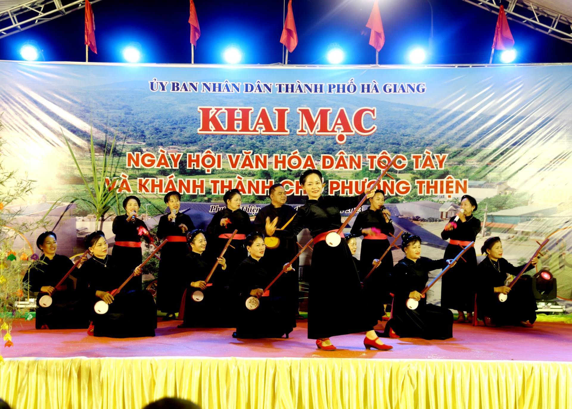 Tiết mục văn nghệ tại lễ khai mạc.