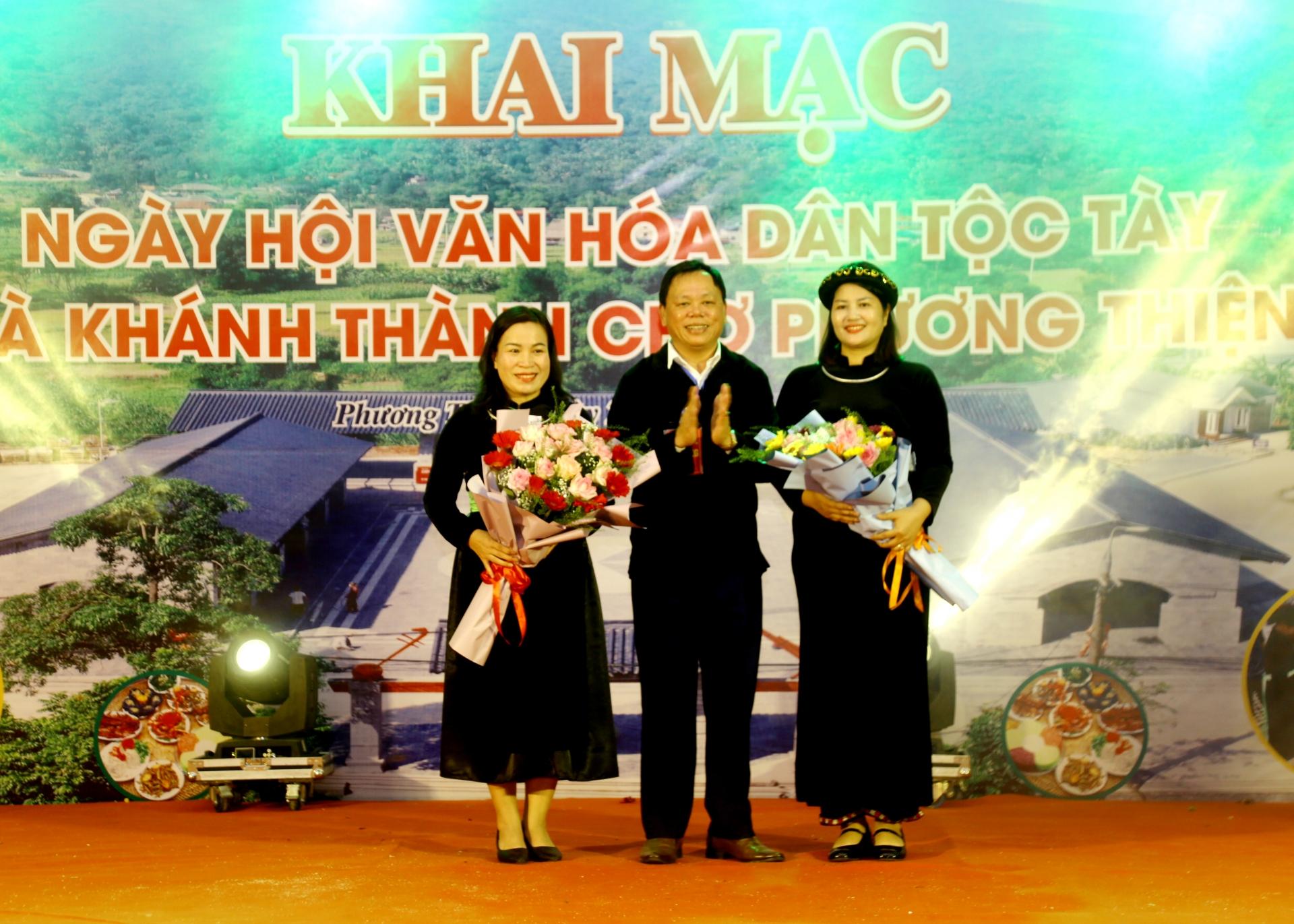 Lãnh đạo thành phố tặng hoa Hội phụ nữ nhân ngày 20.10.