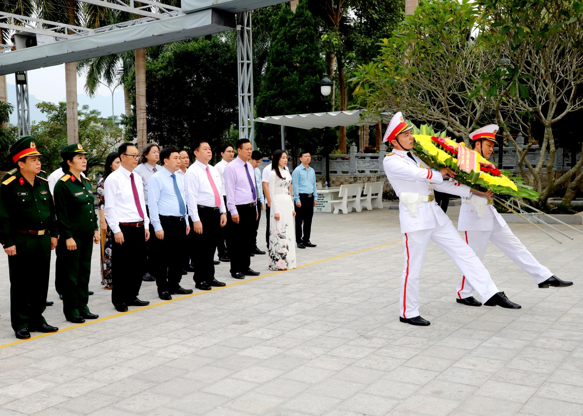 Thượng tướng Nguyễn Trọng Nghĩa, Bí thư T.Ư Đảng, Trưởng Ban Tuyên giáo T.Ư và đoàn công tác của Ban Tuyên giáo T.Ư cùng các đồng chí Thường trực Tỉnh ủy dâng hoa viếng Anh hùng Liệt sỹ tại Nghĩa trang Liệt sỹ Quốc gia Vị xuyên.