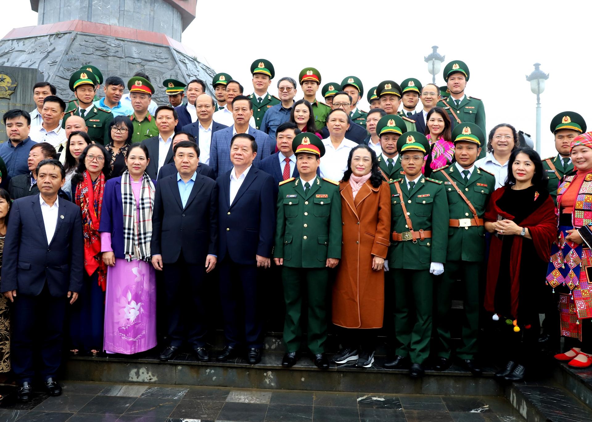 Trưởng Ban Tuyên giáo T.Ư Nguyễn Trọng Nghĩa và các đồng chí Thường trực Tỉnh ủy chụp ảnh lưu niệm với các đại biểu tại Cột cờ Quốc gia Lũng Cú.