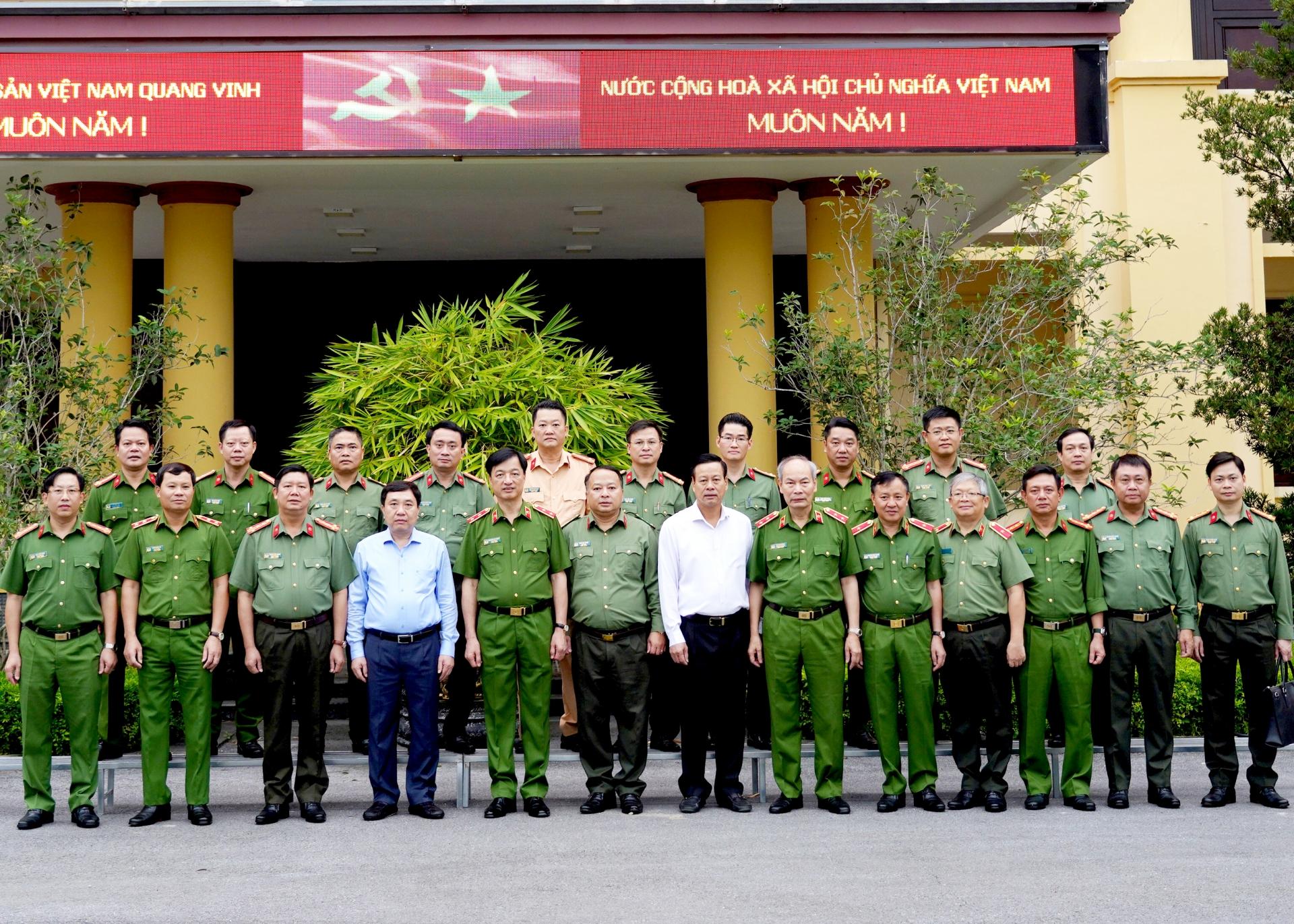 Thứ trưởng Bộ Công an cùng Quyền Bí thư Tỉnh ủy Nguyễn Mạnh Dũng và Chủ tịch UBND tỉnh Nguyễn Văn Sơn chụp ảnh với lãnh đạo, cán bộ, chiến sỹ Công an tỉnh.