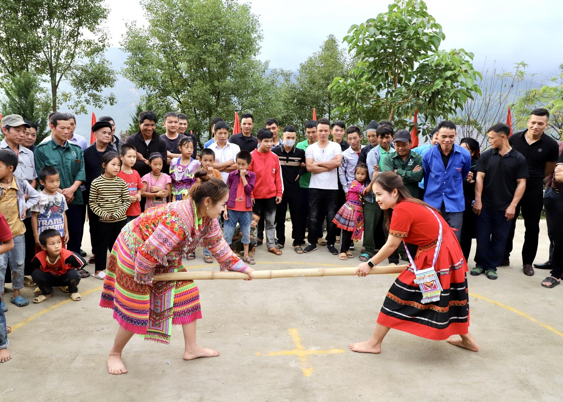 Tiết mục đẩy gậy tại Ngày hội Đại đoàn kết toàn dân thôn Táo Thượng.