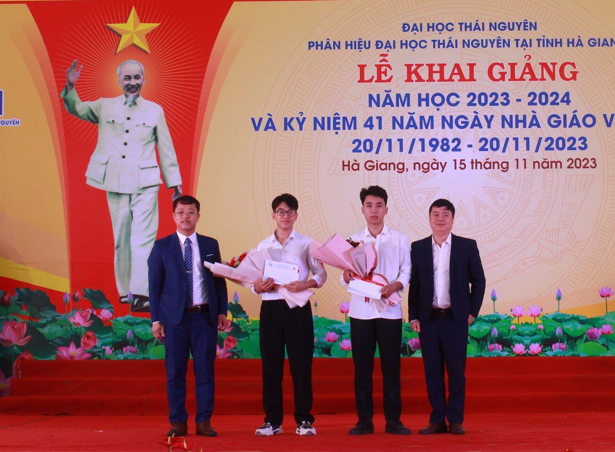 Tặng quà vinh danh các em sinh viên là thủ khoa năm học 2023-2024