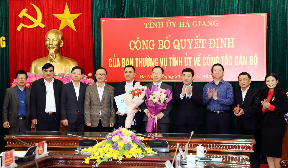 Quyền Bí thư Tỉnh ủy Nguyễn Mạnh Dũng; Phó Bí thư Thường trực Tỉnh ủy, Chủ tịch HĐND tỉnh Thào Hồng Sơn và lãnh đạo các Ban Xây dựng Đảng Tỉnh ủy tặng hoa chúc mừng đồng chí Nguyễn Chí Thâm và Phan Ngọc Hiệp.