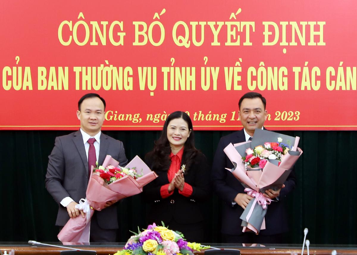 Trưởng ban Tuyên Giáo Tỉnh ủy Vương Ngọc Hà  tặng hoa chúc mừng đồng chí Nguyễn Chí Thâm và Phan Ngọc Hiệp