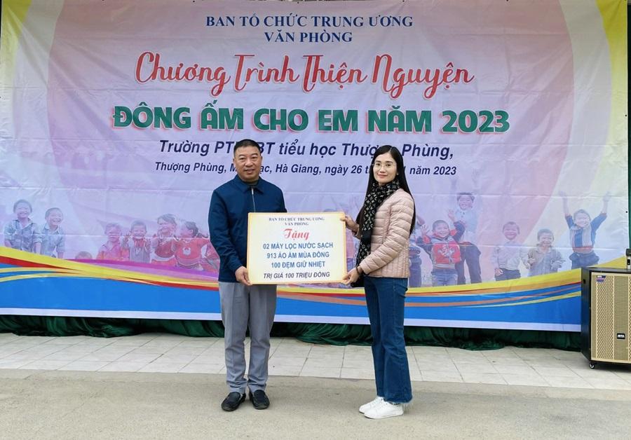 Đồng chí Trần Thị Ngọc Thảo, Phó Chánh Văn phòng Ban Tổ chức Trung ương trao tặng quà cho Trường PTDTBT Tiểu học Thượng Phùng.