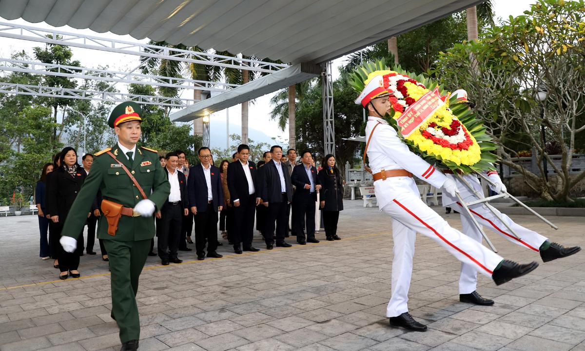 Đoàn đại biểu dâng hoa tưởng nhớ công lao các Anh hùng, liệt sỹ.