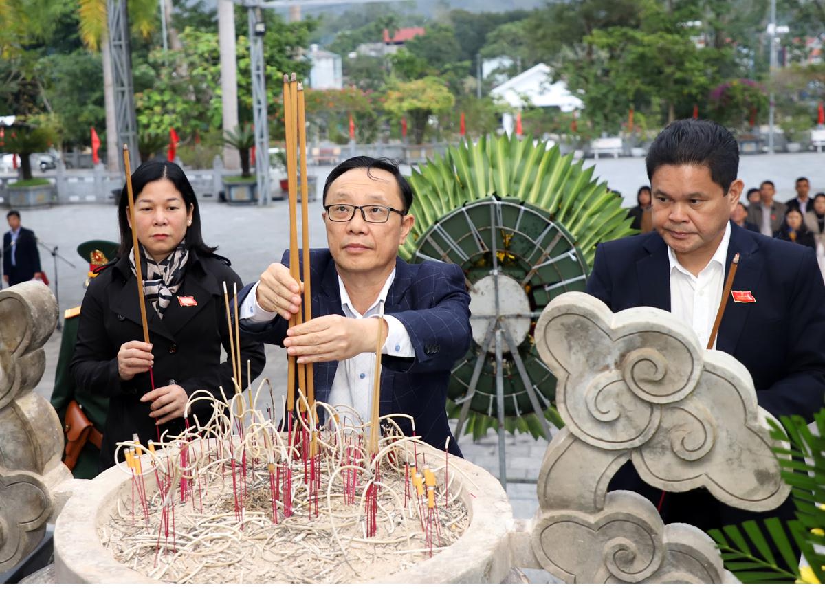 Các đồng chí Thường trực HĐND tỉnh và Ủy ban MTTQ tỉnh dâng hương tưởng nhớ các Anh hùng, liệt sỹ.