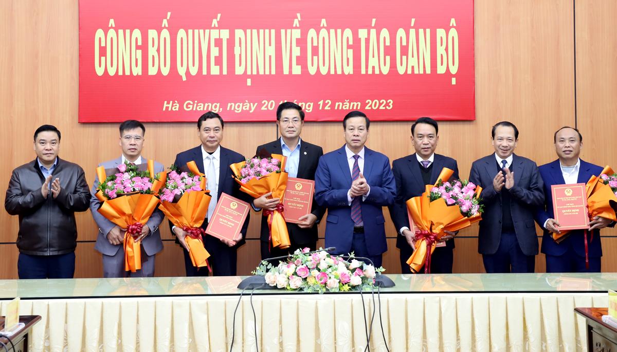 Các đồng chí Thường trực UBND tỉnh trao quyết định, tặng hoa chúc mừng các đồng chí được điều động, bổ nhiệm.