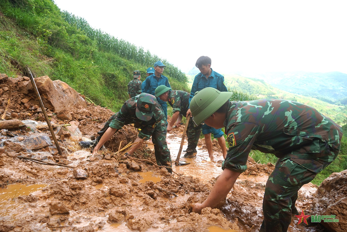 Cán bộ Ban CHQS huyện Mèo Vạc (Hà Giang) đang nỗ lực khơi thông đường giao thông nông thôn do bị ảnh hưởng bởi thiên tai, sạt lở.